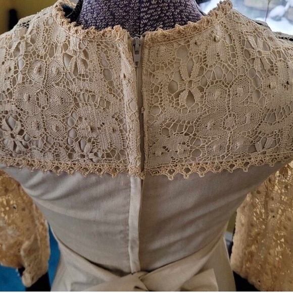 Vintage 1970s Gunne Sax
Renaissance Teal Velvet crochet lace Ivory. US4 - Picture 9 of 10